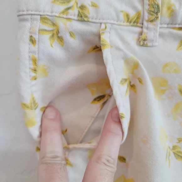 SO Lemon Print Low Rise Midi Shorts Size 5 - Picture 15 of 15